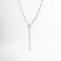 Collar lariat plateado con zirconias y caída central elegante, Collar largo con diseño en Y y detalles brillantes en zirconia, Collar estilizado en tono plata con caída delicada y piedras brillantes, Collar lariat con incrustaciones de zirconia y diseño femenino, Collar elegante con estructura alargada y brillo sofisticado