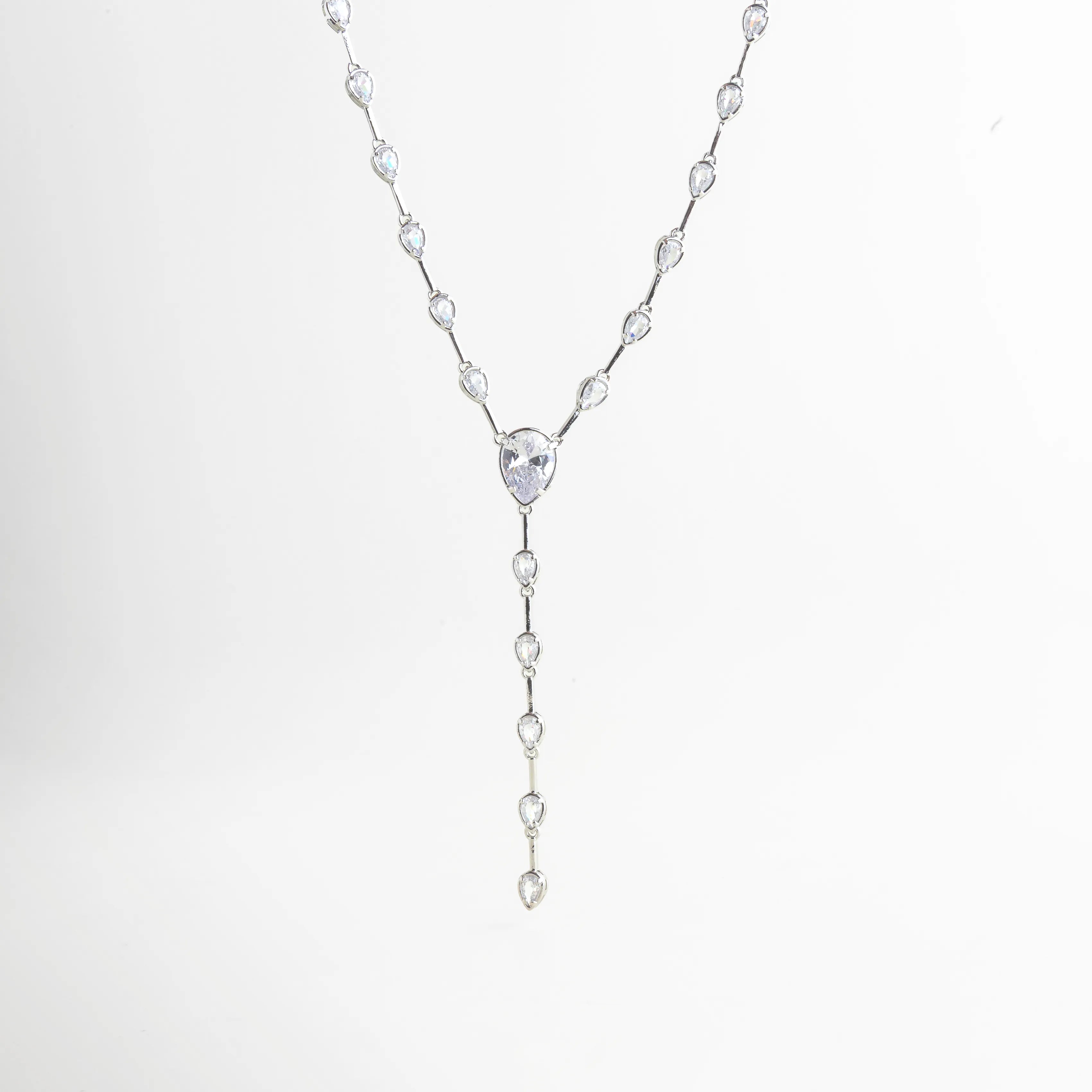 Collar lariat plateado con zirconias y caída central elegante, Collar largo con diseño en Y y detalles brillantes en zirconia, Collar estilizado en tono plata con caída delicada y piedras brillantes, Collar lariat con incrustaciones de zirconia y diseño femenino, Collar elegante con estructura alargada y brillo sofisticado