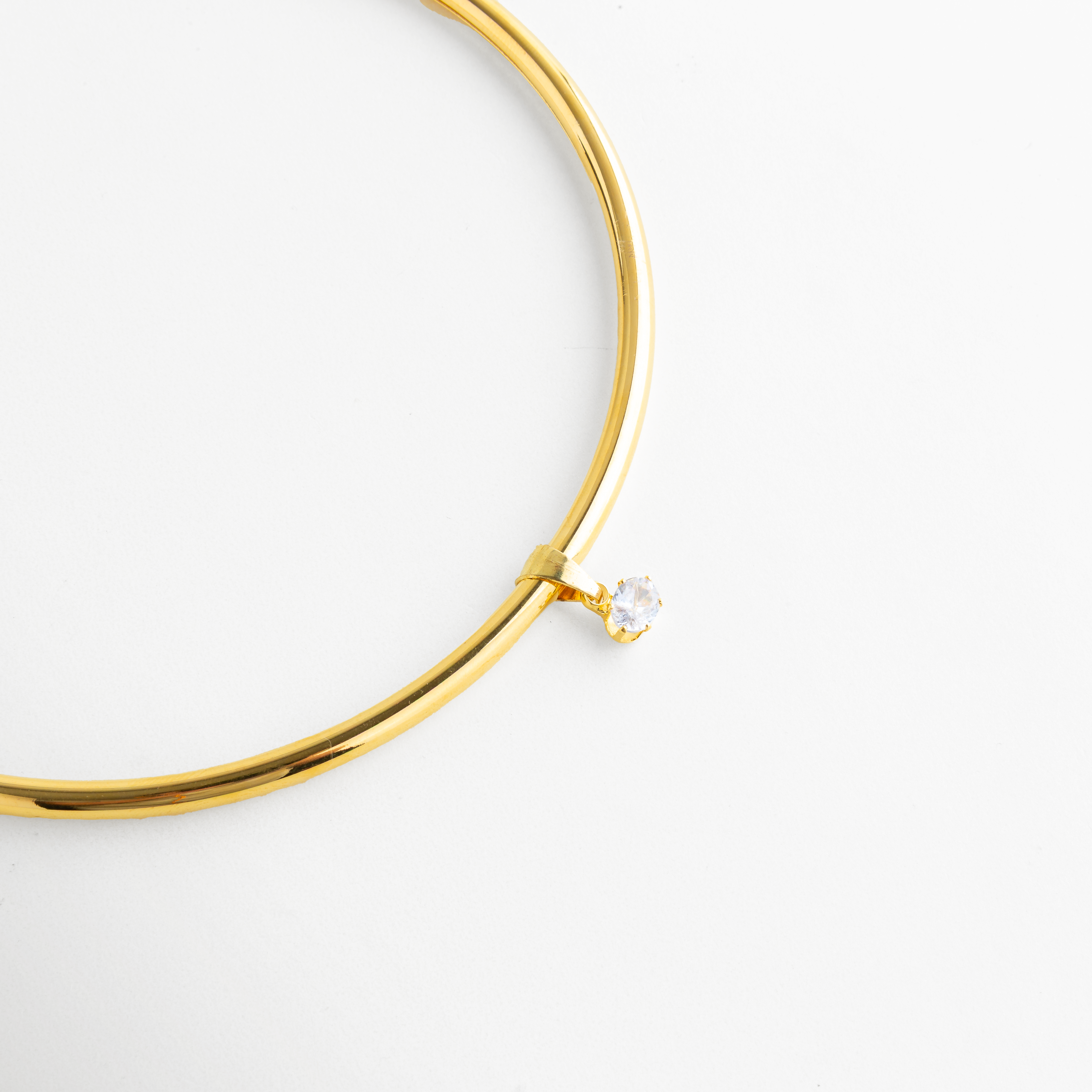 Golden Aureva, collar rígido dorado con diseño minimalista y elegante para mujer, Collar dorado de estructura pulida con silueta sofisticada y brillo sutil, Collar femenino en tono oro con línea limpia y estilo refinado, Collar moderno dorado con diseño rígido y acabado elegante en Oro 18K, Accesorio minimalista dorado con forma estructurada y toque sofisticado.