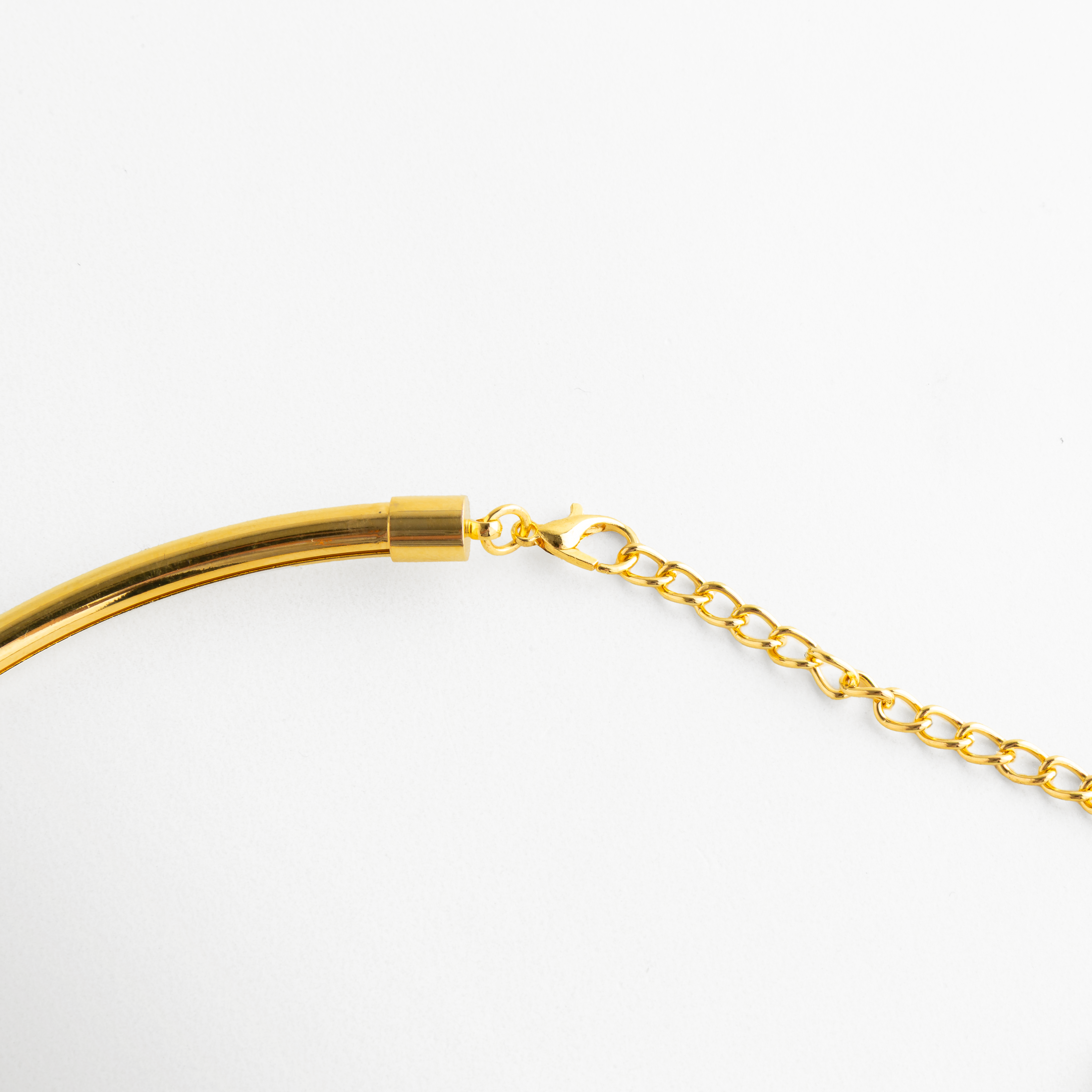 Detalle del Golden Aureva con cadena de ajuste y acabado dorado brillante, Vista cercana del sistema de ajuste del collar rígido dorado, Detalle de collar dorado con cadena fina ajustable y diseño elegante, Close up del ajuste metálico del Golden Aureva en tono oro,  Detalle del acabado pulido y ajuste delicado del collar dorado.