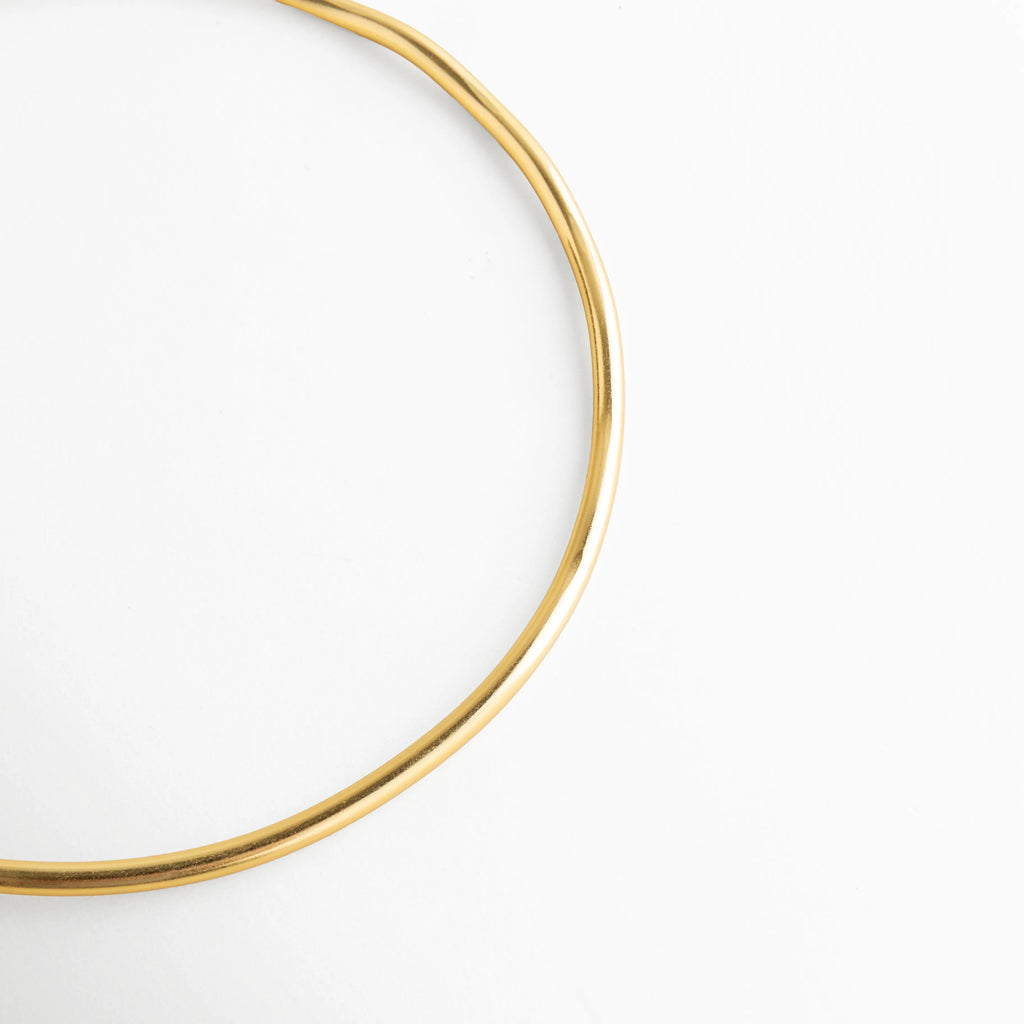 Perfil lateral collar dorado minimalista elegante, Vista lateral gargantilla dorada lisa brillante, Collar dorado pulido diseño fino lateral, Estructura collar rígido dorado vista lateral, Collar elegante dorado acabado espejo perfil