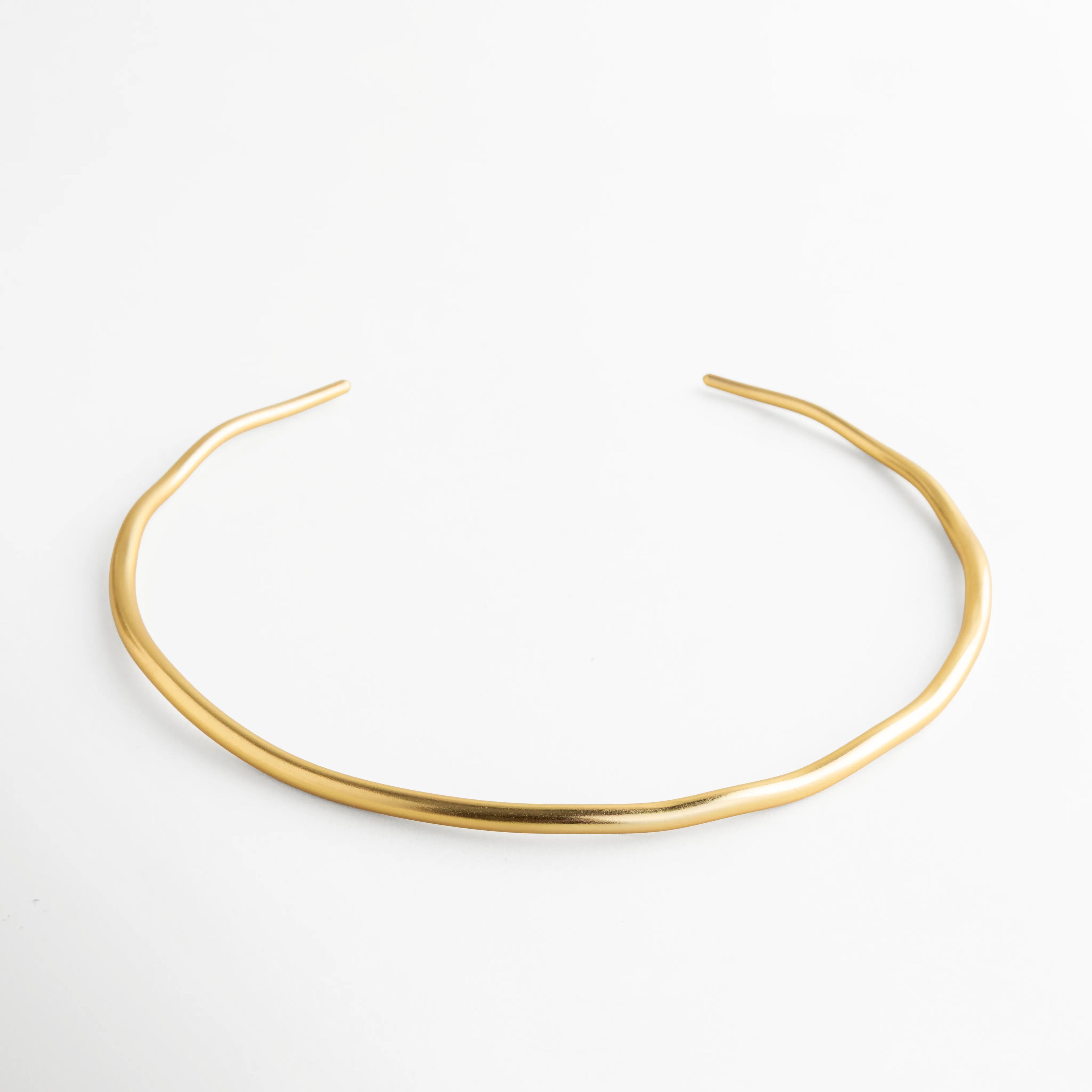 Collar abierto dorado ajustable estilo minimalista, Gargantilla dorada rígida diseño abierto elegante, Collar choker abierto con forma curva dorada, Diseño collar dorado ajustable moderno, Collar rígido dorado estructura abierta minimalista