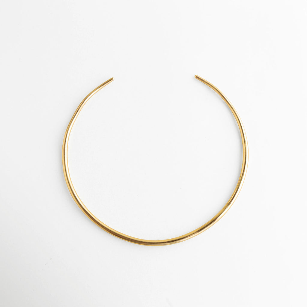 Collar rígido dorado minimalista tipo choker acabado brillante, Collar dorado abierto elegante estilo moderno ajustable, Gargantilla dorada lisa con acabado pulido brillante, Collar de cobre chapado en oro diseño minimalista, Collar choker dorado simple elegante para mujer