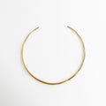 Collar rígido dorado minimalista tipo choker acabado brillante, Collar dorado abierto elegante estilo moderno ajustable, Gargantilla dorada lisa con acabado pulido brillante, Collar de cobre chapado en oro diseño minimalista, Collar choker dorado simple elegante para mujer
