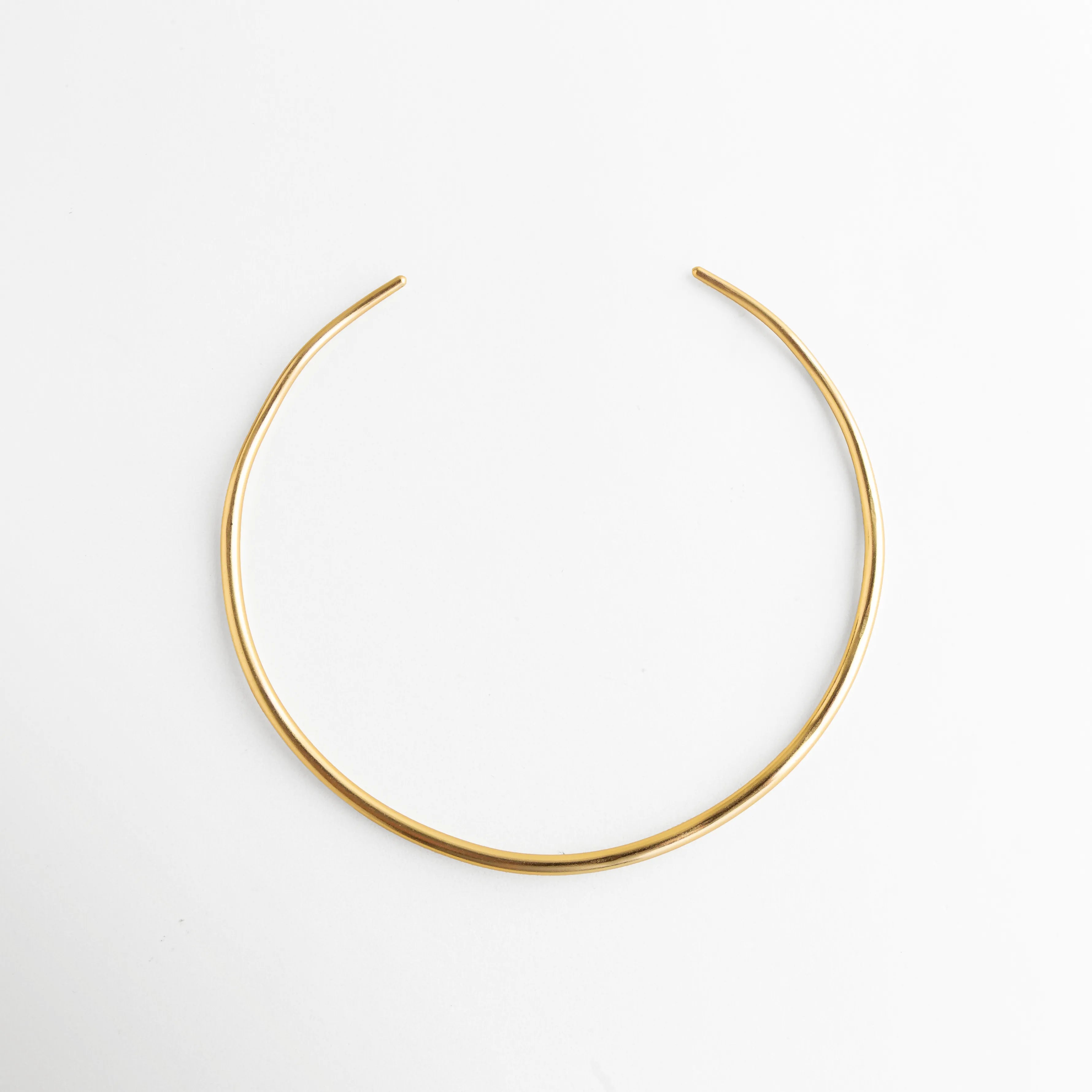 Collar rígido dorado minimalista tipo choker acabado brillante, Collar dorado abierto elegante estilo moderno ajustable, Gargantilla dorada lisa con acabado pulido brillante, Collar de cobre chapado en oro diseño minimalista, Collar choker dorado simple elegante para mujer