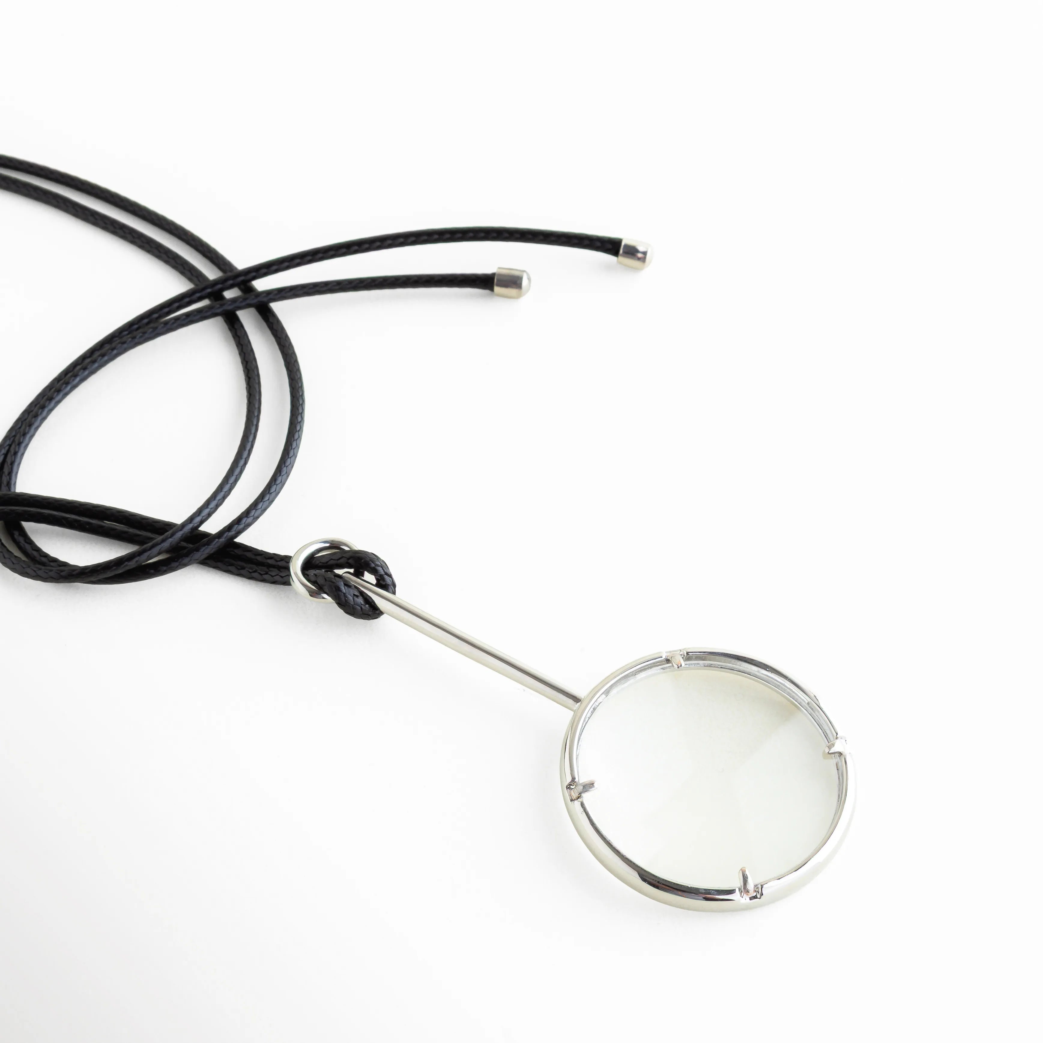 Collar con cuerda de cuero negro y nudo ajustable, Detalle cordón de cuero con cierre tipo nudo, Collar largo con ajuste libre cuerda negra, Sistema de nudo en collar de cuero estilo casual, Cuerda de cuero negro con terminaciones metálicas