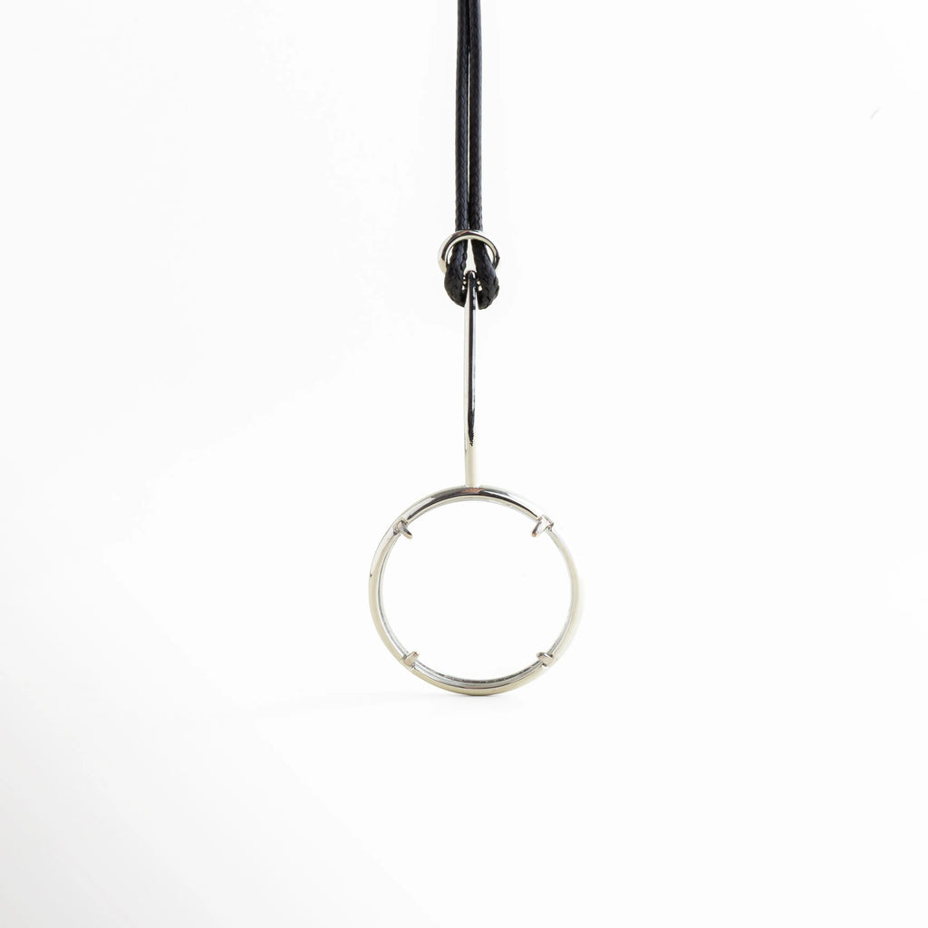 Dije lupa redondo con marco metálico acabado brillante, Colgante lupa detalle frontal diseño elegante, Lupa colgante con aro metálico estilo minimalista, Detalle dije lupa circular con acabado pulido, Colgante lupa moderno con estructura metálica