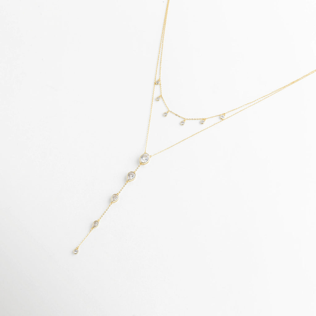 Collar doble en plata 925 con baño en oro 18K y zirconias brillantes diseño elegante, Collar dorado de plata ley 925 con zirconias en caída delicada estilo minimalista, Collar doble capa con zirconias incrustadas en plata 925 chapada en oro 18K, Collar fino dorado con cadena doble y zirconias brillantes diseño sofisticado, Collar elegante con zirconias y acabado oro 18K sobre plata 925 estilo moderno