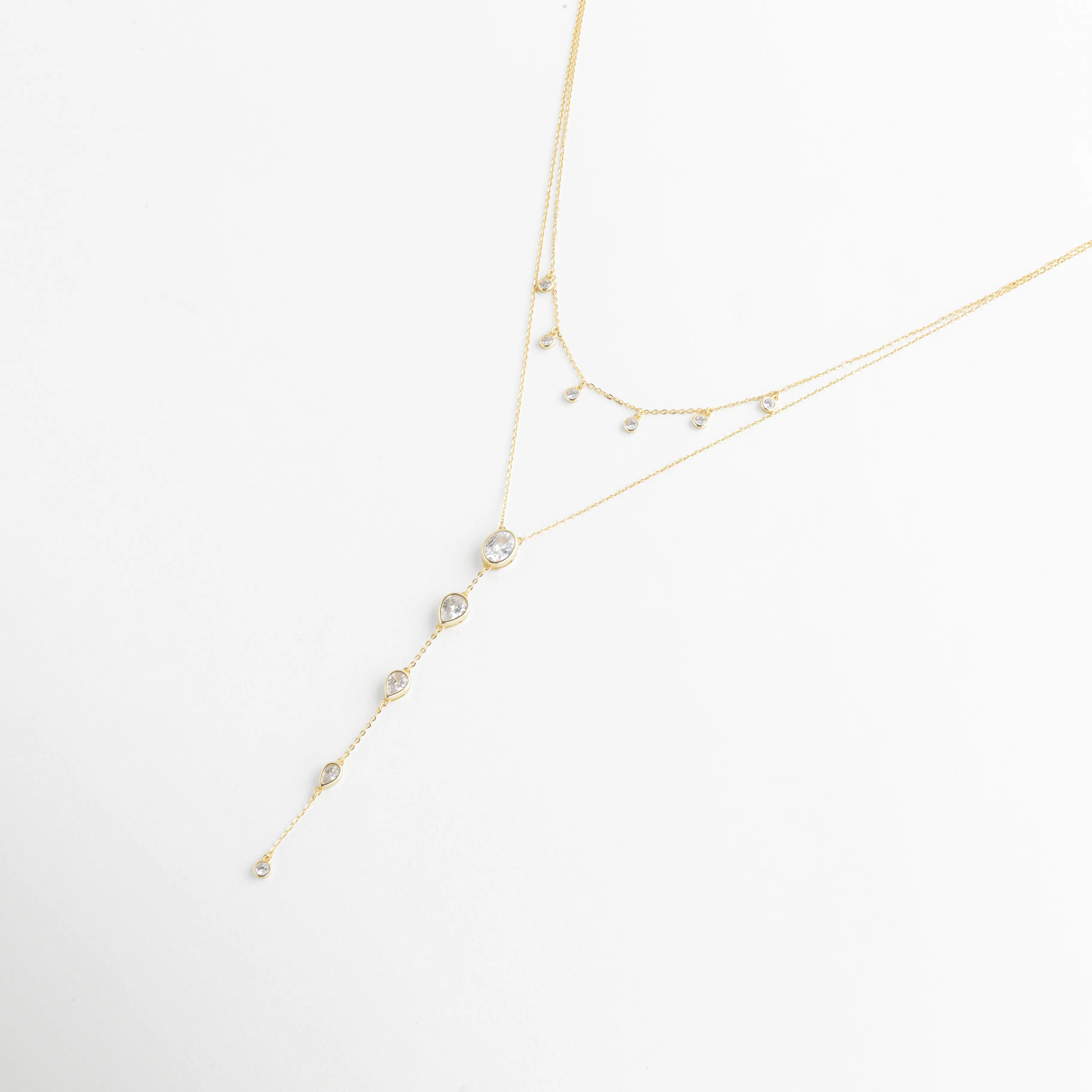 Collar doble en plata 925 con baño en oro 18K y zirconias brillantes diseño elegante, Collar dorado de plata ley 925 con zirconias en caída delicada estilo minimalista, Collar doble capa con zirconias incrustadas en plata 925 chapada en oro 18K, Collar fino dorado con cadena doble y zirconias brillantes diseño sofisticado, Collar elegante con zirconias y acabado oro 18K sobre plata 925 estilo moderno