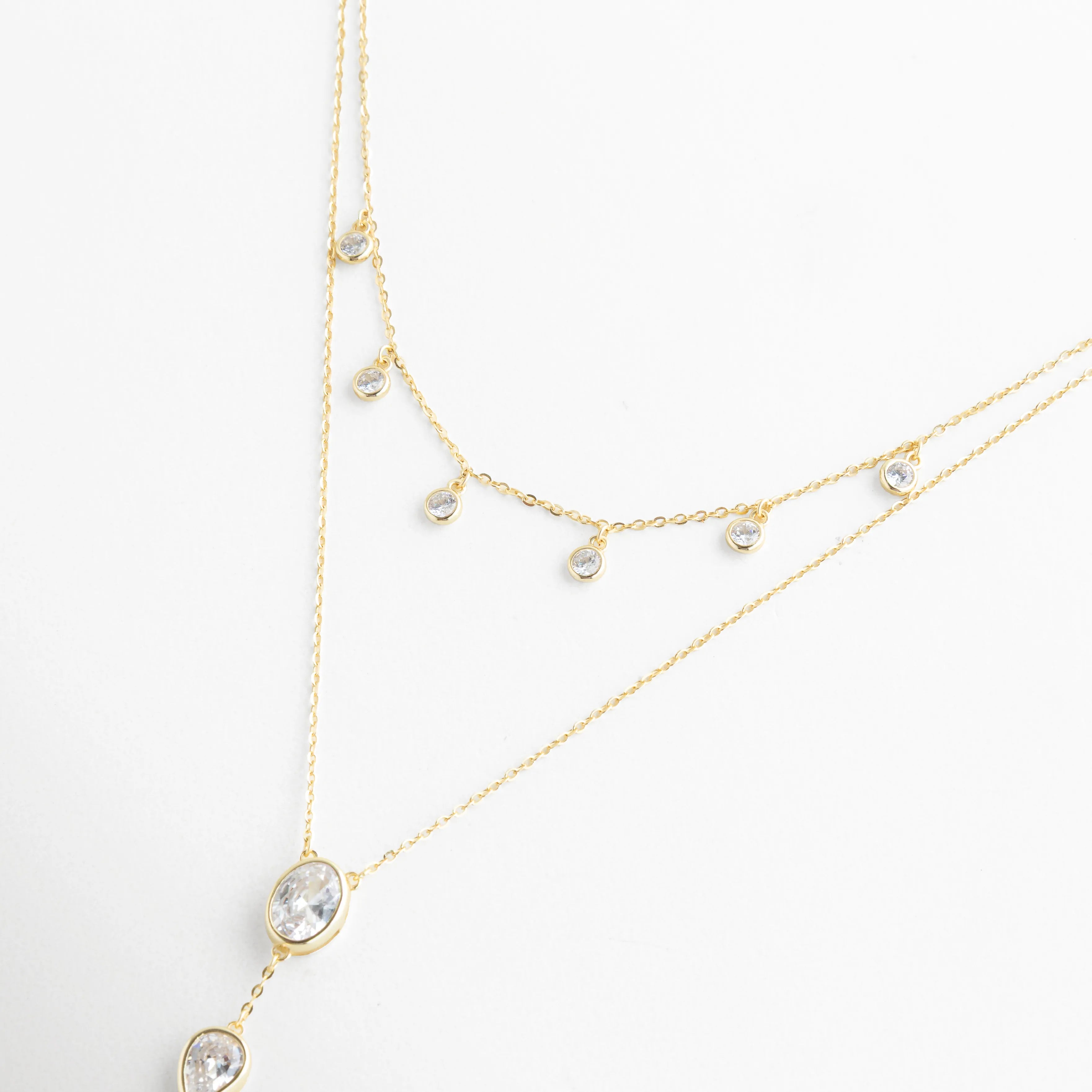 Detalle de zirconias brillantes en collar de plata 925 con baño oro 18K, Primer plano de collar doble con piedras zirconia y acabado dorado elegante, Zirconias incrustadas en cadena dorada de plata 925 diseño fino y delicado, Acercamiento de dije con zirconias en collar chapado en oro 18K, Detalle de brillo y acabado en collar de plata 925 con zirconias