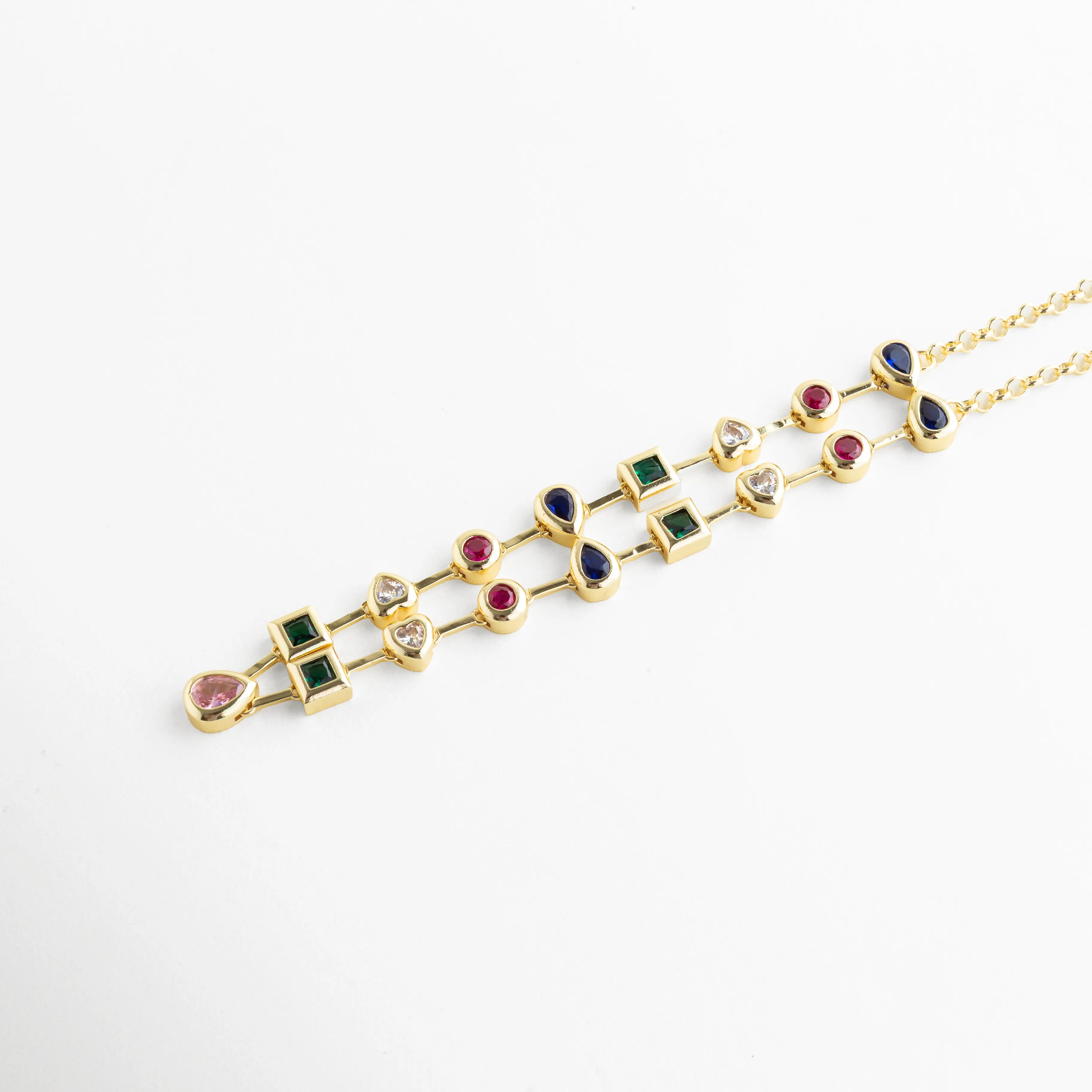 Collar completo dorado con piedras de colores en diseño femenino elegante, Collar delicado con cristales multicolor ideal para looks sofisticados, Collar Calíope con cadena fina y piedras decorativas de colores brillantes, Joyería femenina: collar dorado con cristales de colores y estilo moderno, Collar elegante con piedras multicolor distribuidas a lo largo de la cadena