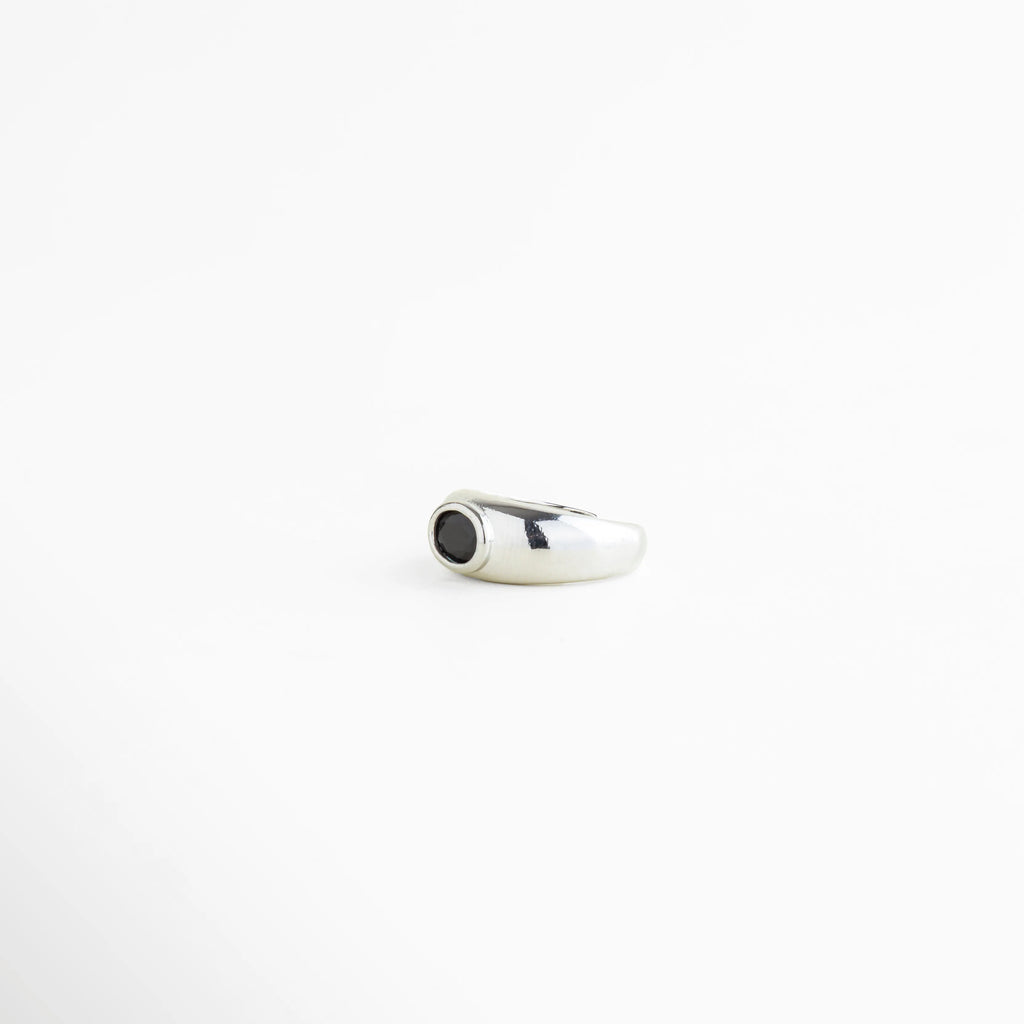 Anillo Callum plateado con zirconia negra y diseño limpio de estilo elegante, Anillo ajustable con acabado brillante y piedra negra en diseño sofisticado, Anillo de latón con zirconia negra y silueta moderna de líneas suaves, Anillo femenino con detalle de zirconia negra y acabado pulido brillante, Anillo minimalista plateado con toque oscuro y elegante para mujer