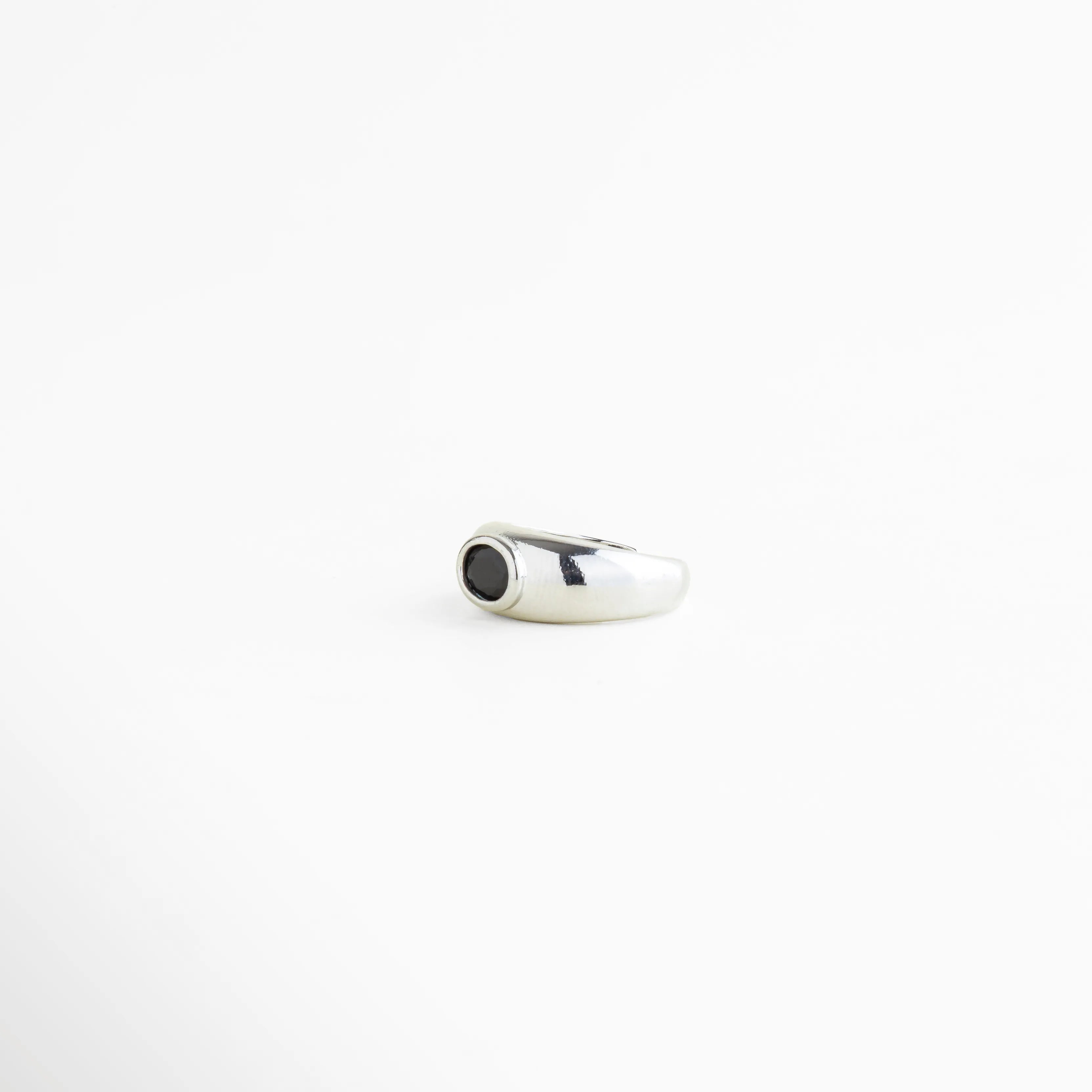 Anillo Callum plateado con zirconia negra y diseño limpio de estilo elegante, Anillo ajustable con acabado brillante y piedra negra en diseño sofisticado, Anillo de latón con zirconia negra y silueta moderna de líneas suaves, Anillo femenino con detalle de zirconia negra y acabado pulido brillante, Anillo minimalista plateado con toque oscuro y elegante para mujer