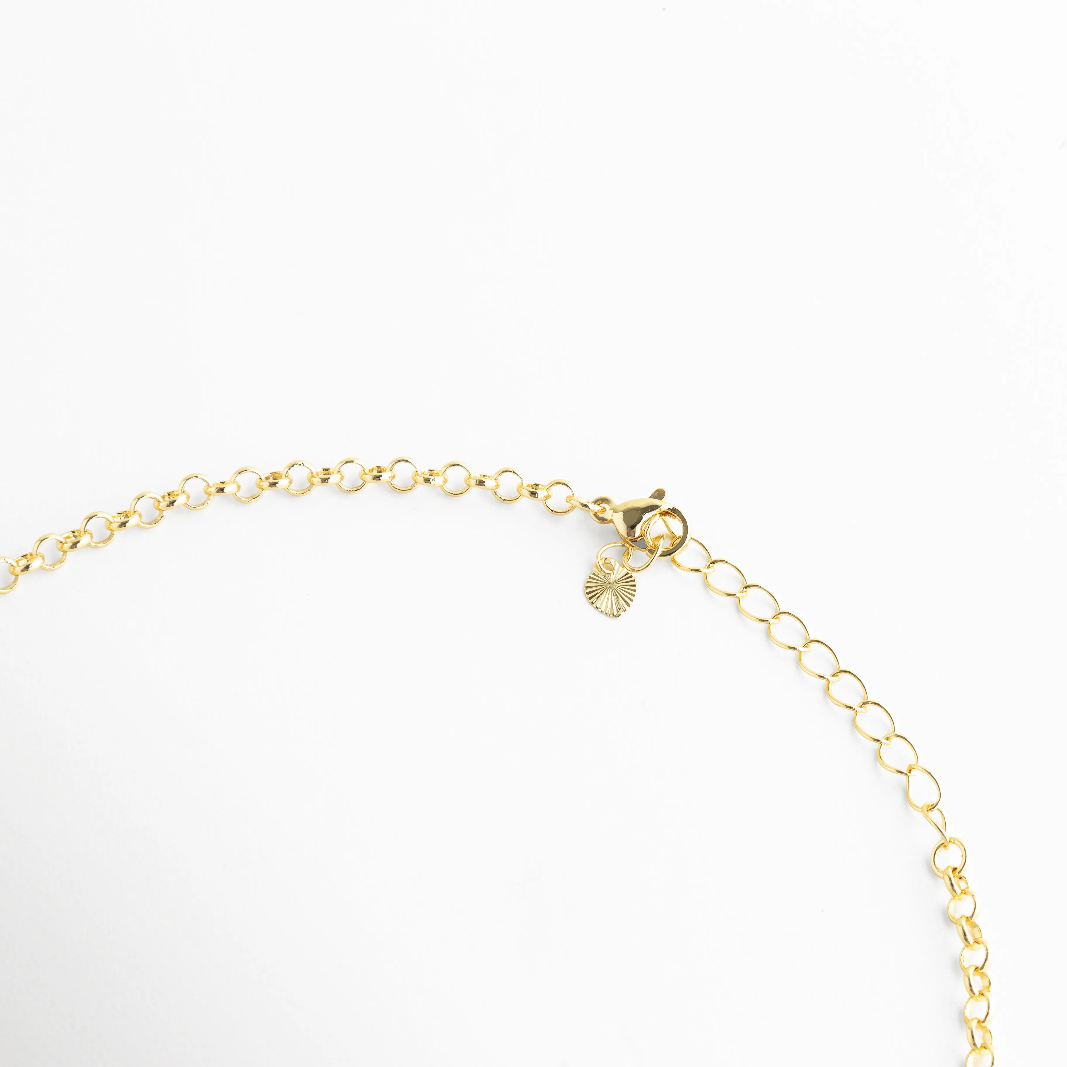 Cierre de collar dorado con cadena ajustable y detalle de extensión, Broche de collar con acabado brillante y cadena extensible, Detalle de cierre tipo langosta en collar dorado con extensión, Collar con cadena ajustable y acabado pulido en tono dorado, Sistema de cierre de collar con extensión para ajuste cómodo