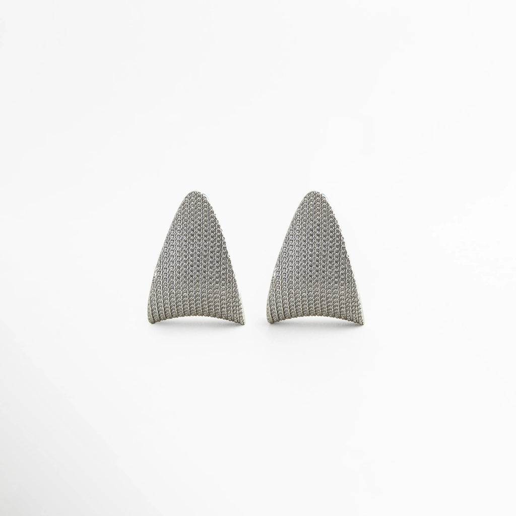 Aretes dorados modernos con textura tipo malla y forma geométrica elegante, Aretes Amunet en oro 24K con diseño contemporáneo y acabado texturizado, Aretes grandes dorados con forma triangular y estilo sofisticado, Aretes de latón chapado en oro con textura fina y diseño moderno, Aretes statement dorados con acabado tipo tejido y forma curva