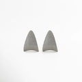 Aretes dorados modernos con textura tipo malla y forma geométrica elegante, Aretes Amunet en oro 24K con diseño contemporáneo y acabado texturizado, Aretes grandes dorados con forma triangular y estilo sofisticado, Aretes de latón chapado en oro con textura fina y diseño moderno, Aretes statement dorados con acabado tipo tejido y forma curva