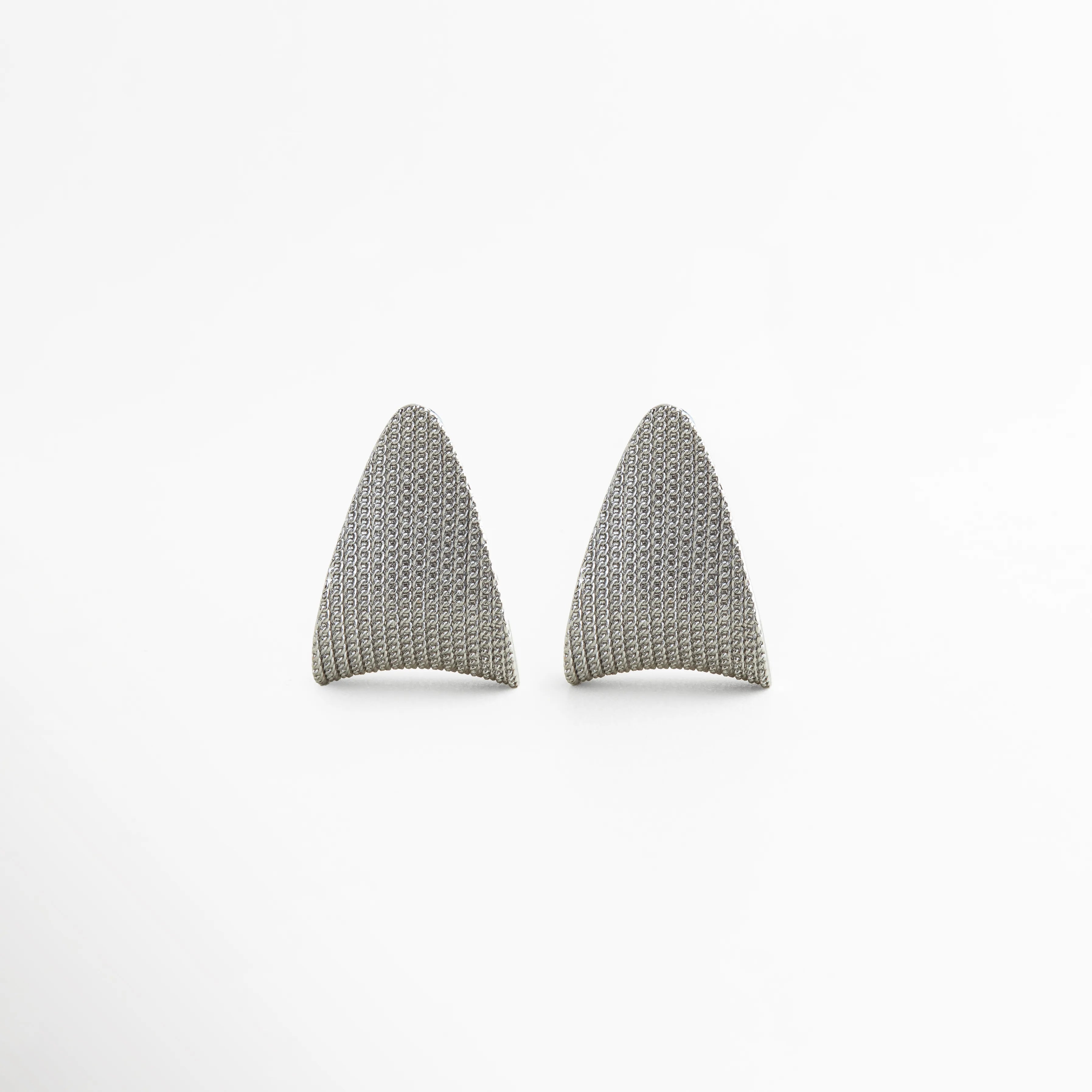 Aretes dorados modernos con textura tipo malla y forma geométrica elegante, Aretes Amunet en oro 24K con diseño contemporáneo y acabado texturizado, Aretes grandes dorados con forma triangular y estilo sofisticado, Aretes de latón chapado en oro con textura fina y diseño moderno, Aretes statement dorados con acabado tipo tejido y forma curva