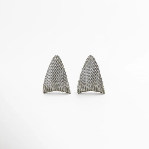 Aretes dorados modernos con textura tipo malla y forma geométrica elegante, Aretes Amunet en oro 24K con diseño contemporáneo y acabado texturizado, Aretes grandes dorados con forma triangular y estilo sofisticado, Aretes de latón chapado en oro con textura fina y diseño moderno, Aretes statement dorados con acabado tipo tejido y forma curva