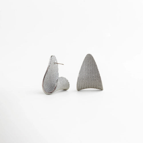 Aretes dorados con diseño volumétrico y textura tipo malla elegante, Vista lateral de aretes Amunet con forma curva y acabado en oro 24K, Aretes contemporáneos dorados con estructura tridimensional y brillo sutil, Detalle de aretes con textura fina y diseño moderno en latón chapado, Aretes con volumen y estilo minimalista en acabado dorado pulido