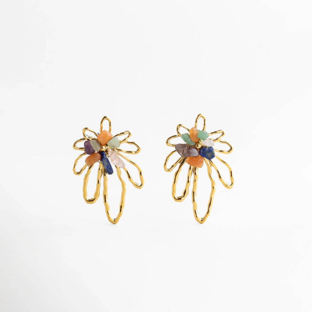 Aretes dorados con diseño floral abstracto y piedras naturales de colores, Aretes Arcadia en oro 18K con silueta irregular y detalle multicolor, Aretes modernos dorados con forma orgánica y piedras naturales centrales, Aretes largos dorados con diseño artístico y piedras de colores, Aretes statement con forma irregular y acabado dorado brillante