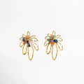 Aretes dorados con diseño floral abstracto y piedras naturales de colores, Aretes Arcadia en oro 18K con silueta irregular y detalle multicolor, Aretes modernos dorados con forma orgánica y piedras naturales centrales, Aretes largos dorados con diseño artístico y piedras de colores, Aretes statement con forma irregular y acabado dorado brillante