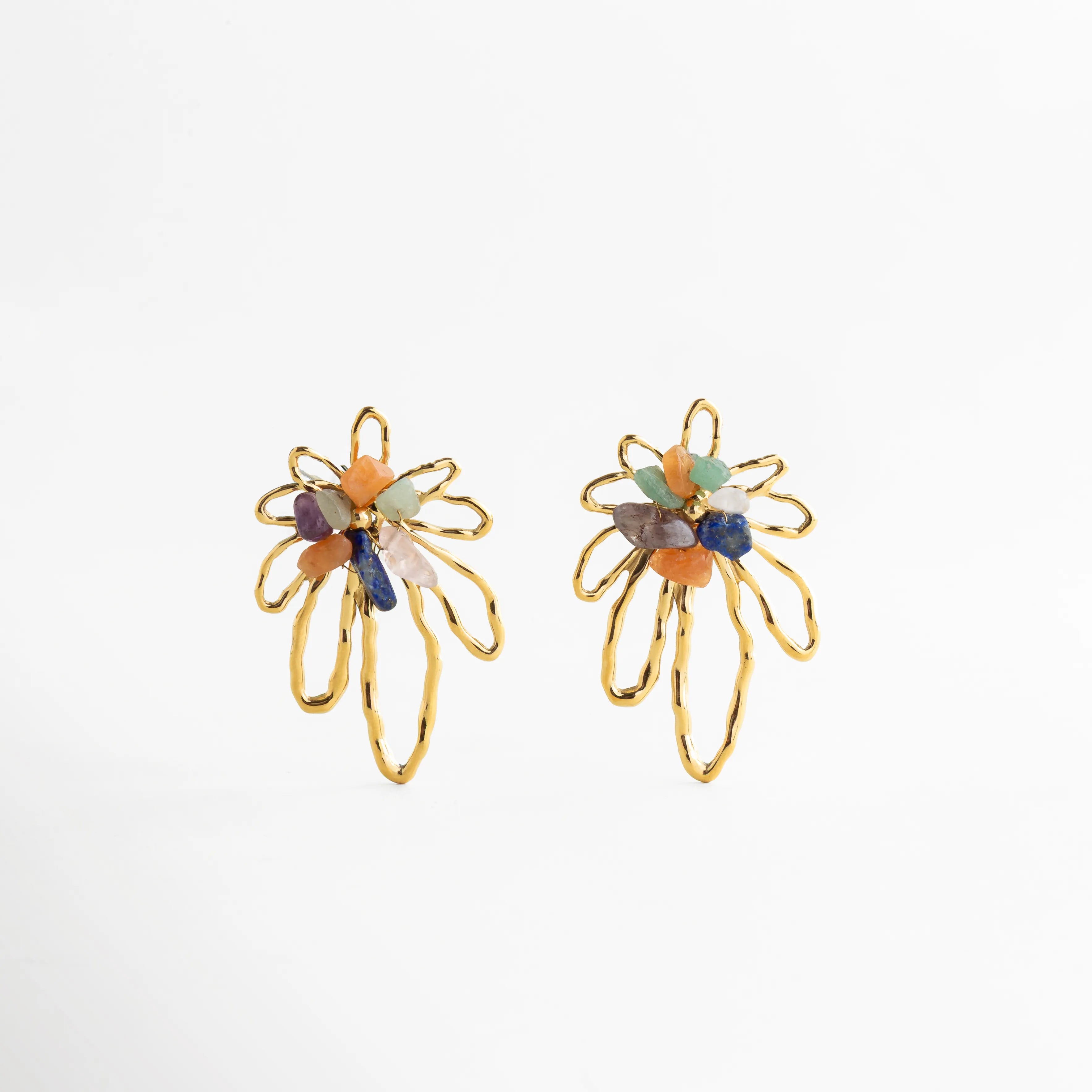 Aretes dorados con diseño floral abstracto y piedras naturales de colores, Aretes Arcadia en oro 18K con silueta irregular y detalle multicolor, Aretes modernos dorados con forma orgánica y piedras naturales centrales, Aretes largos dorados con diseño artístico y piedras de colores, Aretes statement con forma irregular y acabado dorado brillante