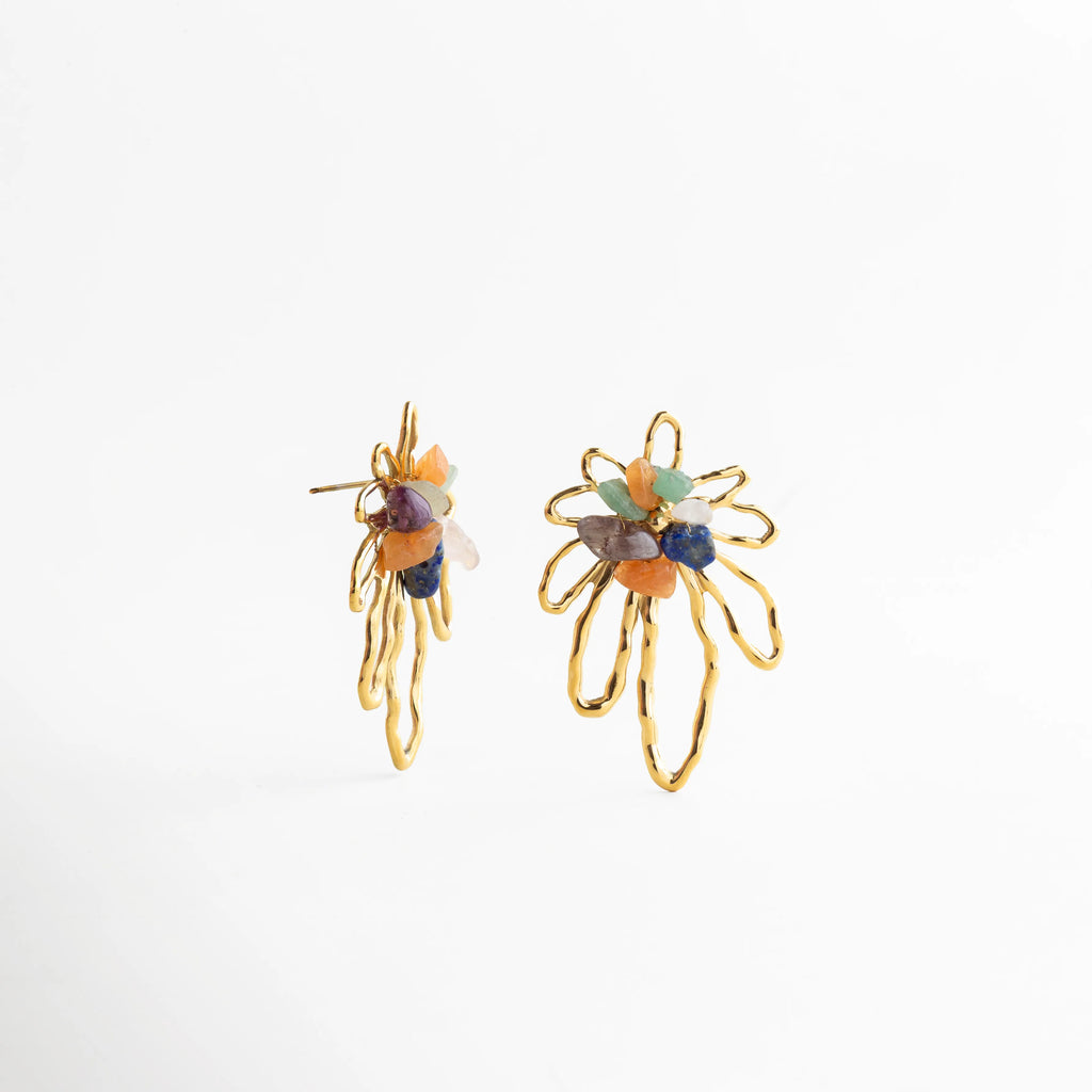 Aretes dorados con diseño orgánico y volumen ligero con piedras naturales, Vista lateral de aretes Arcadia con silueta fluida y detalles multicolor, Aretes contemporáneos dorados con forma irregular y acabado elegante, Detalle de aretes con estructura ligera y piedras naturales de colores, Aretes dorados con diseño artístico y acabado en oro 18K
