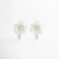Aretes florales blancos con perla colgante y detalles dorados elegantes, Aretes Pearl Bloom con diseño de flor y perla grande estilo femenino, Aretes largos con flor blanca texturizada y perla colgante sofisticada, Aretes elegantes con forma de flor y perla brillante en tono blanco, Aretes statement florales con perla y acabado en oro blanco