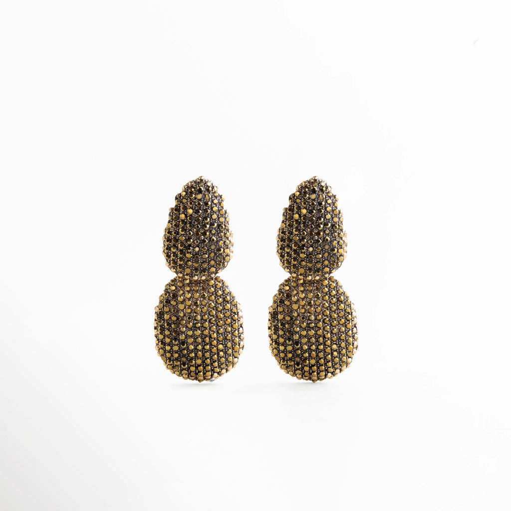 Aretes Golden Eira dorados con cristales pavé, diseño glam elegante y brillante, Aretes Golden Eira largos dorados con incrustaciones de cristales pavé, Aretes Golden Eira glam dorados con doble forma y acabado brillante, Aretes Golden Eira elegantes color oro con textura pavé y diseño voluminoso, Aretes Golden Eira de bisutería fina dorados con cristales pavé