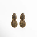 Aretes Golden Eira dorados con cristales pavé, diseño glam elegante y brillante, Aretes Golden Eira largos dorados con incrustaciones de cristales pavé, Aretes Golden Eira glam dorados con doble forma y acabado brillante, Aretes Golden Eira elegantes color oro con textura pavé y diseño voluminoso, Aretes Golden Eira de bisutería fina dorados con cristales pavé