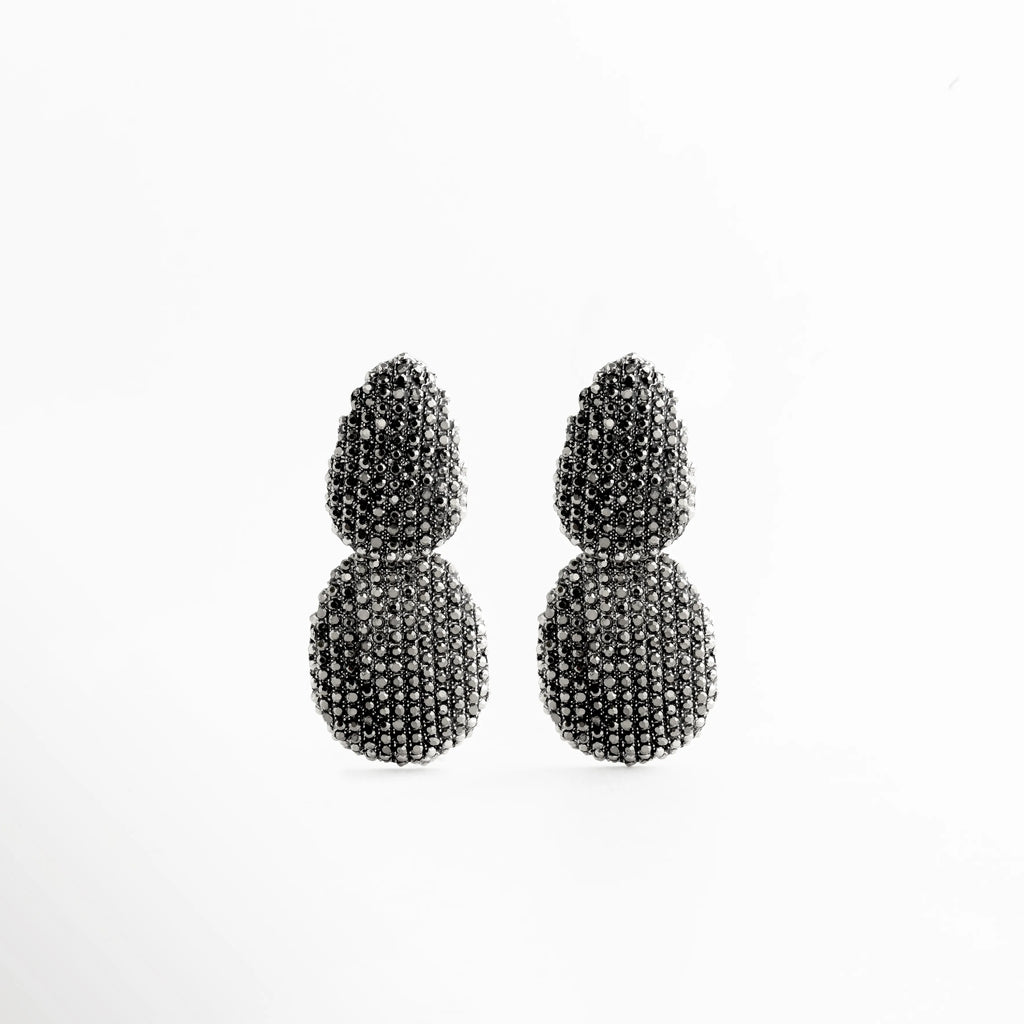 Aretes Silver Eira plateados con cristales pavé, diseño glam elegante y brillante, Aretes largos plateados con incrustaciones de cristales pavé, estilo sofisticado y moderno, Aretes glam plateados con doble forma y acabado brillante con cristales pavé, Aretes elegantes color plata con textura pavé y diseño voluminoso para look sofisticado, Aretes de bisutería fina plateados con cristales pavé, estilo glam y llamativo