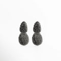 Aretes Silver Eira plateados con cristales pavé, diseño glam elegante y brillante, Aretes largos plateados con incrustaciones de cristales pavé, estilo sofisticado y moderno, Aretes glam plateados con doble forma y acabado brillante con cristales pavé, Aretes elegantes color plata con textura pavé y diseño voluminoso para look sofisticado, Aretes de bisutería fina plateados con cristales pavé, estilo glam y llamativo