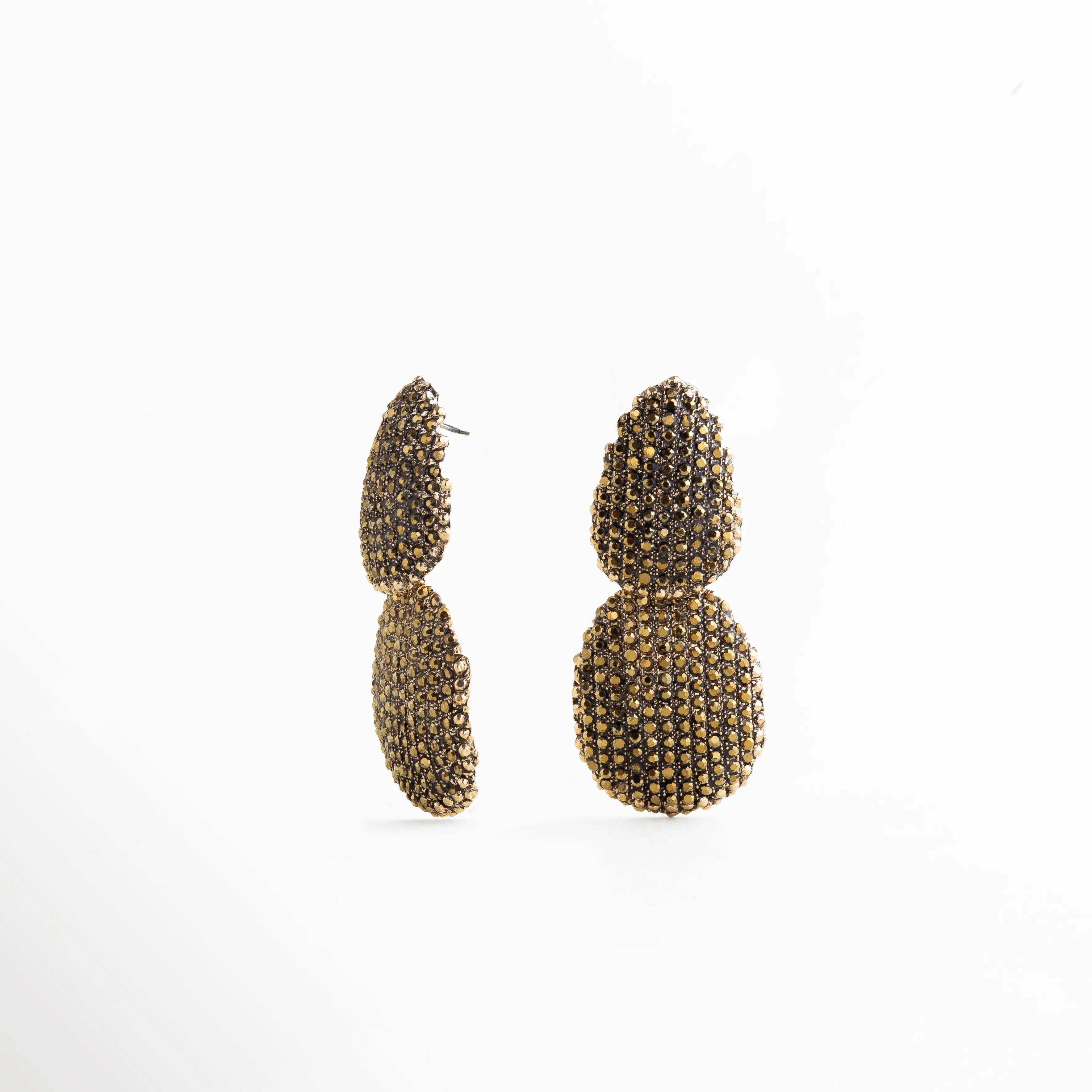 Aretes Golden Eira dorados vista lateral con cristales pavé y acabado brillante, Detalle de Aretes Golden Eira dorados con incrustaciones pavé, Aretes Golden Eira largos dorados con textura de cristales pavé en detalle, Aretes Golden Eira sofisticados en tono oro con doble volumen, Vista lateral de Aretes Golden Eira glam dorados con diseño elegante