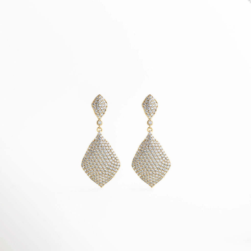 Aretes Aurielle dorados con zirconia, diseño glam elegante con brillo intenso, Aretes Aurielle largos en oro 18K con incrustaciones de zirconia brillantes, Aretes Aurielle dorados estilo glam con diseño colgante y acabado luminoso, Aretes Aurielle elegantes con zirconia y baño en oro 18K para ocasiones especiales, Aretes Aurielle de bisutería fina dorados con zirconia y diseño sofisticado