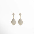 Aretes Aurielle dorados con zirconia, diseño glam elegante con brillo intenso, Aretes Aurielle largos en oro 18K con incrustaciones de zirconia brillantes, Aretes Aurielle dorados estilo glam con diseño colgante y acabado luminoso, Aretes Aurielle elegantes con zirconia y baño en oro 18K para ocasiones especiales, Aretes Aurielle de bisutería fina dorados con zirconia y diseño sofisticado