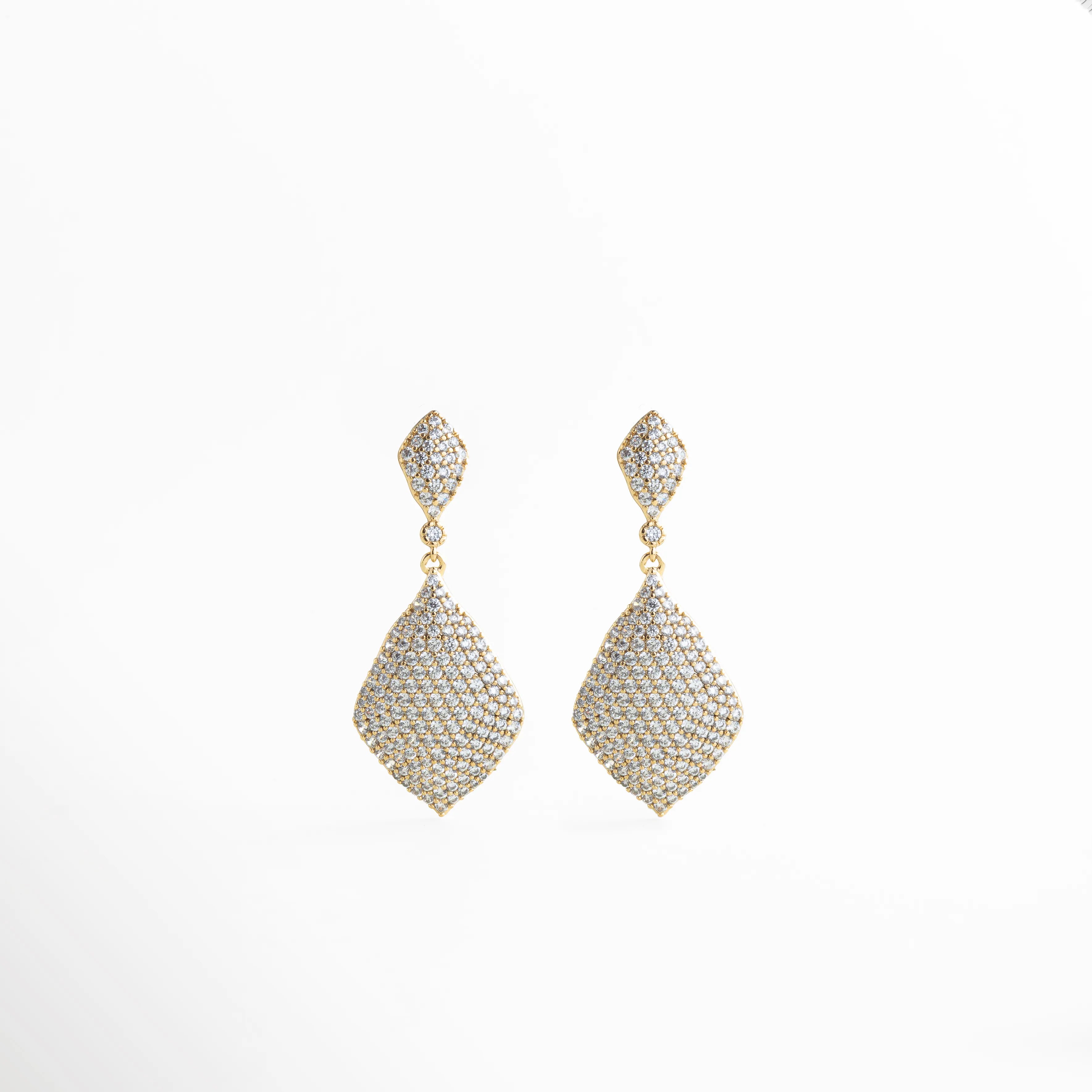 Aretes Aurielle dorados con zirconia, diseño glam elegante con brillo intenso, Aretes Aurielle largos en oro 18K con incrustaciones de zirconia brillantes, Aretes Aurielle dorados estilo glam con diseño colgante y acabado luminoso, Aretes Aurielle elegantes con zirconia y baño en oro 18K para ocasiones especiales, Aretes Aurielle de bisutería fina dorados con zirconia y diseño sofisticado