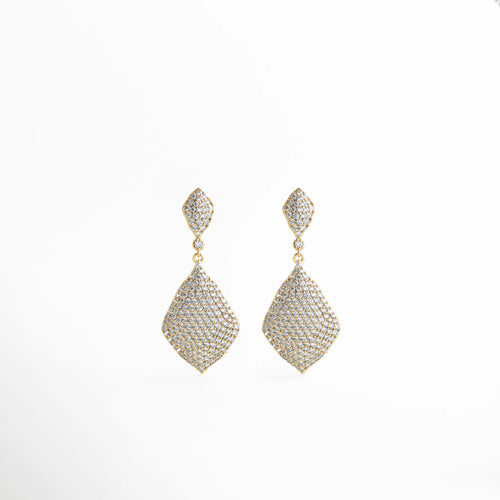 Aretes Aurielle dorados con zirconia, diseño glam elegante con brillo intenso, Aretes Aurielle largos en oro 18K con incrustaciones de zirconia brillantes, Aretes Aurielle dorados estilo glam con diseño colgante y acabado luminoso, Aretes Aurielle elegantes con zirconia y baño en oro 18K para ocasiones especiales, Aretes Aurielle de bisutería fina dorados con zirconia y diseño sofisticado