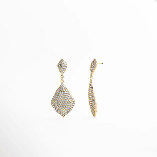 Aretes Aurielle dorados vista lateral con zirconia y acabado en oro 18K, Detalle lateral de Aretes Aurielle con incrustaciones de zirconia brillantes, Aretes Aurielle colgantes dorados con zirconia en vista de perfil, Aretes Aurielle elegantes con estructura delgada y acabado en oro 18K, Vista lateral de Aretes Aurielle glam con zirconia y diseño sofisticado