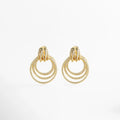 Aretes Elarisse dorados con zirconias, diseño de aros múltiples elegante y glam, Aretes Elarisse en oro 18K con zirconias brillantes y estilo sofisticado, Aretes Elarisse dorados con diseño circular en capas y acabado luminoso, Aretes Elarisse elegantes con zirconias y aros colgantes en tono oro, Aretes Elarisse de bisutería fina dorados con zirconias y diseño glam