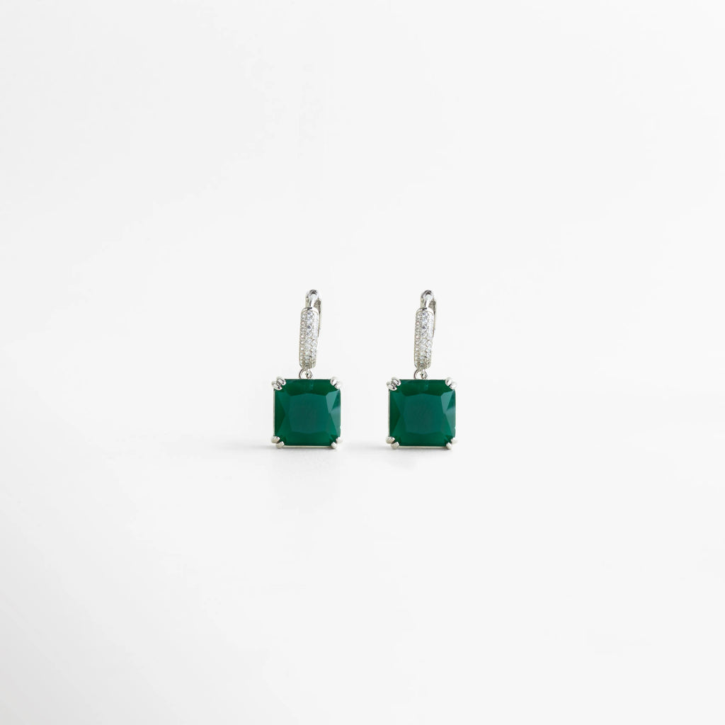 Esmarya Hoops plateados con zirconia verde y diseño moderno elegante, Aretes Esmarya Hoops con piedra verde cuadrada y aro con zirconia, Esmarya Hoops en oro blanco con zirconia verde y estilo sofisticado, Aretes Esmarya Hoops con colgante verde brillante y diseño minimalista, Esmarya Hoops elegantes con zirconia verde y acabado en oro blanco
