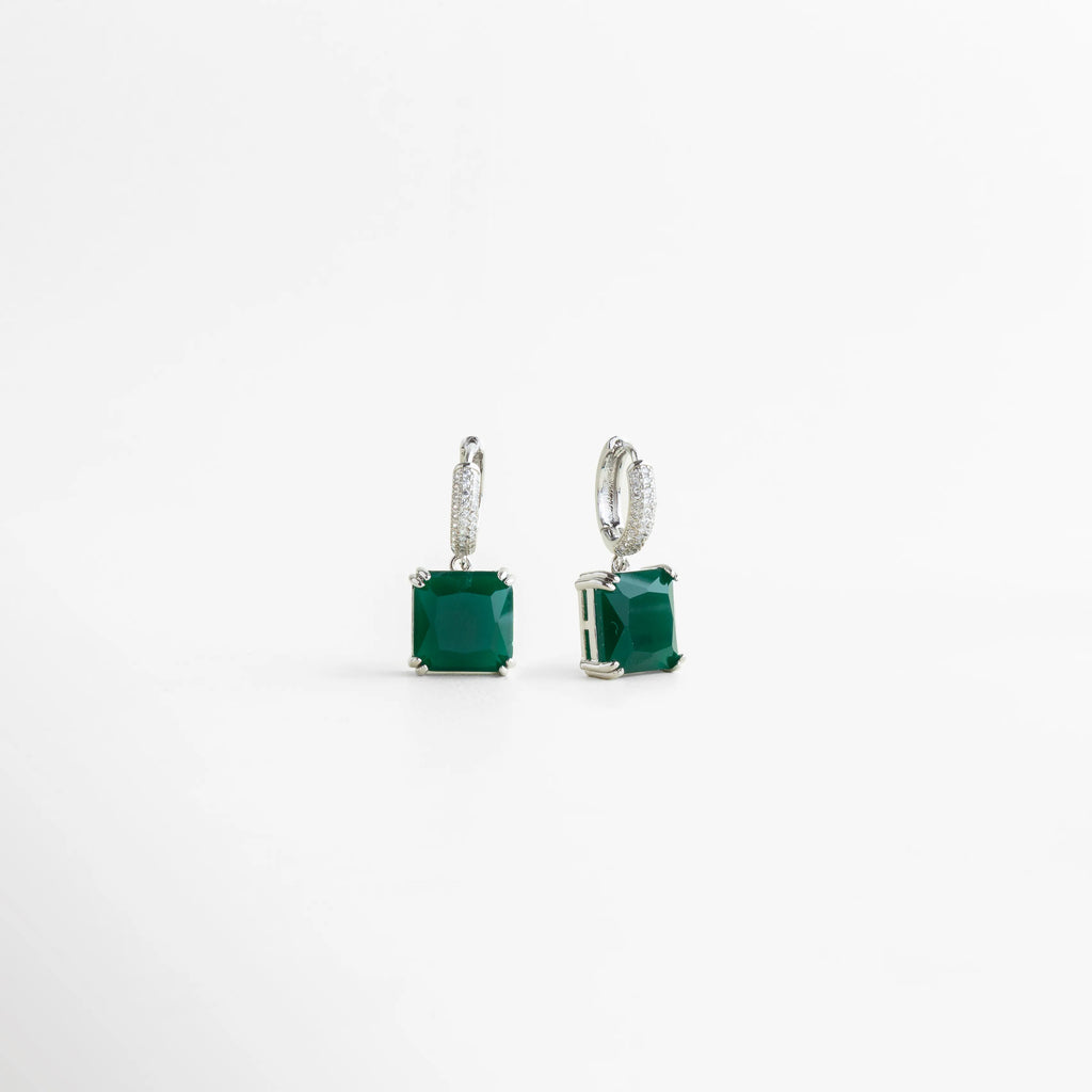 Esmarya Hoops vista lateral con zirconia verde y aro con brillo, Detalle lateral de Esmarya Hoops con piedra verde cuadrada, Aretes Esmarya Hoops con diseño colgante verde en vista de perfil, Esmarya Hoops con aro plateado y zirconia verde en ángulo lateral, Vista lateral de Esmarya Hoops con diseño moderno y elegante