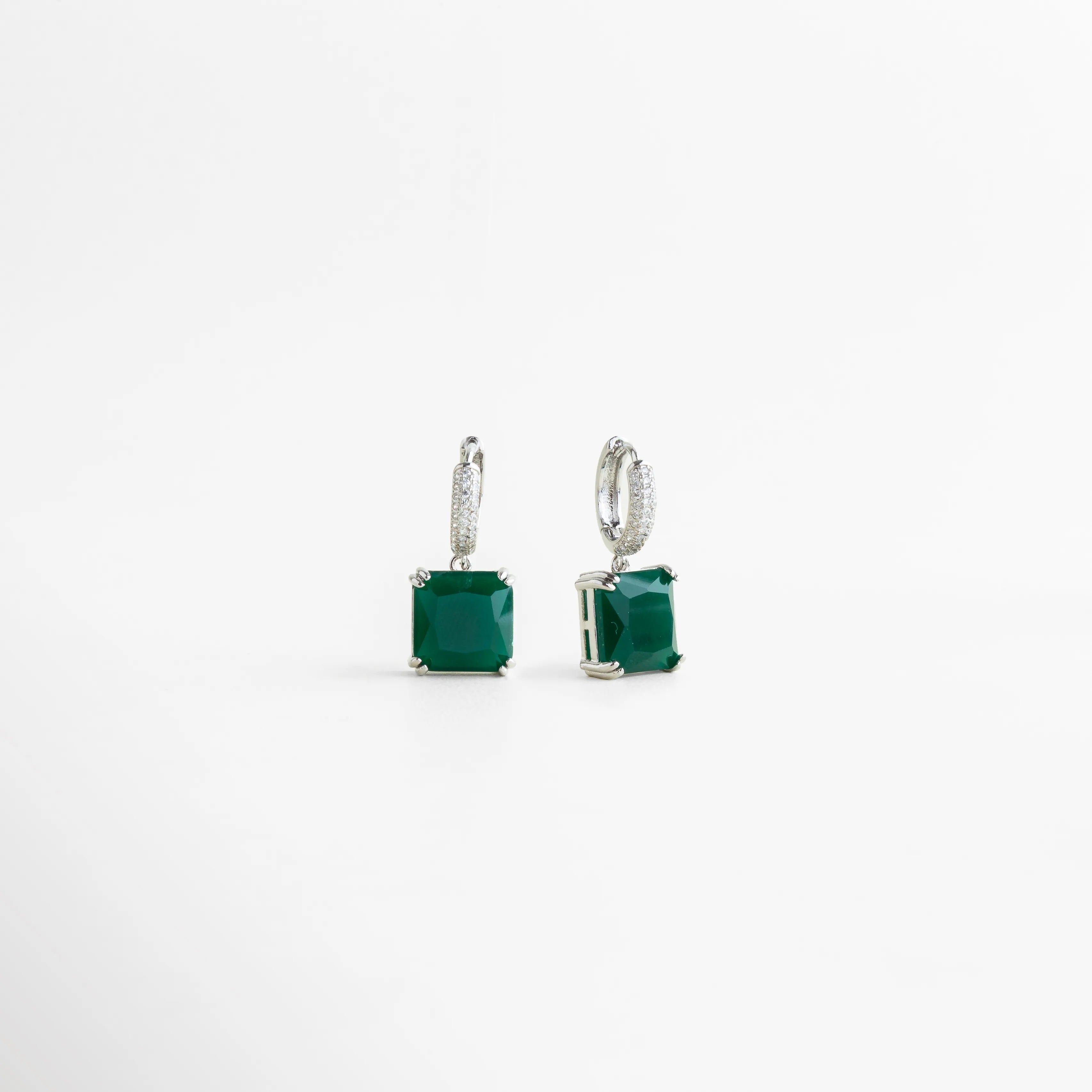 Esmarya Hoops vista lateral con zirconia verde y aro con brillo, Detalle lateral de Esmarya Hoops con piedra verde cuadrada, Aretes Esmarya Hoops con diseño colgante verde en vista de perfil, Esmarya Hoops con aro plateado y zirconia verde en ángulo lateral, Vista lateral de Esmarya Hoops con diseño moderno y elegante