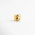 Anillo Halo dorado con diseño entrelazado y estilo moderno sofisticado, Anillo ancho en tono oro con formas cruzadas y acabado elegante, Anillo de acero inoxidable enchapado en Oro 18K con diseño creativo, Anillo femenino dorado con silueta estructurada y estética minimalista, Anillo statement con líneas entrelazadas y acabado brillante en tono oro.