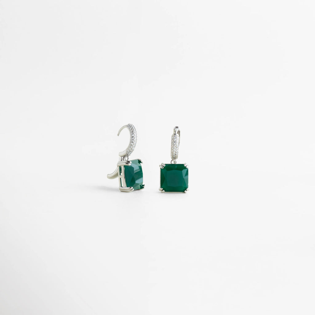 Esmarya Hoops con zirconia verde en detalle y acabado brillante, Primer plano de Esmarya Hoops con piedra verde cuadrada elegante, Detalle de Esmarya Hoops con zirconia verde y aro con brillo, Esmarya Hoops con diseño moderno y piedra verde en vista cercana, Aretes Esmarya Hoops con zirconia verde y acabado sofisticado