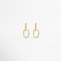 Pendientes de aro dorados con diseño de eslabón ovalado y circonitas incrustadas, Arracadas de oro con pavé de cristales brillantes en forma de eslabón doble, Aretes colgantes dorados elegantes con detalles de piedras brillantes sobre fondo blanco, Pendientes de eslabón bañados en oro con microcirconitas para look de fiesta, Joyería fina: pendientes ovalados de oro con cristales pequeños estilo minimalista.