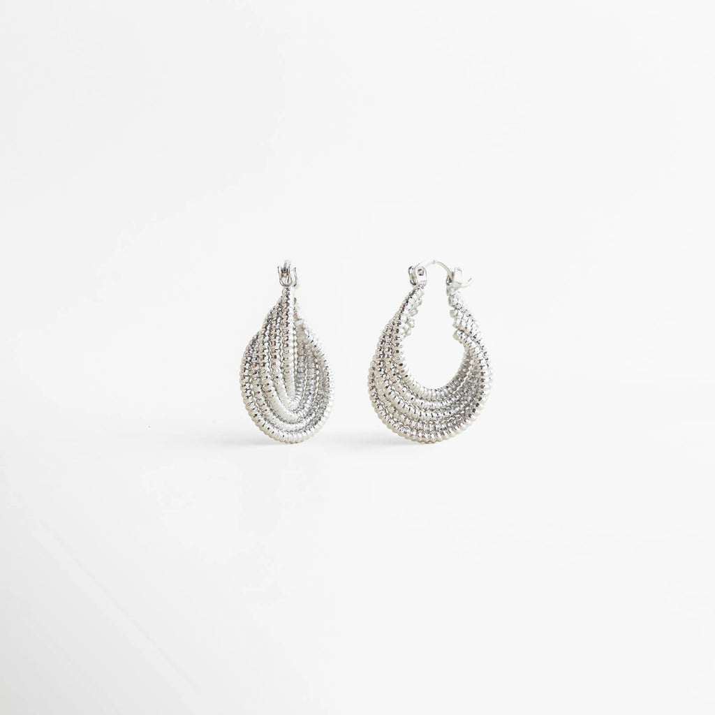 Aretes Amarielle plateados con diseño geométrico y acabado brillante elegante, Aretes Amarielle en tono plata con forma curva y estilo sofisticado moderno, Aretes Amarielle plateados con diseño en capas y acabado luminoso, Aretes Amarielle elegantes con forma ovalada y estilo minimalista moderno, Aretes Amarielle de bisutería plateados con diseño geométrico sofisticado