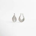 Aretes Amarielle plateados con diseño geométrico y acabado brillante elegante, Aretes Amarielle en tono plata con forma curva y estilo sofisticado moderno, Aretes Amarielle plateados con diseño en capas y acabado luminoso, Aretes Amarielle elegantes con forma ovalada y estilo minimalista moderno, Aretes Amarielle de bisutería plateados con diseño geométrico sofisticado
