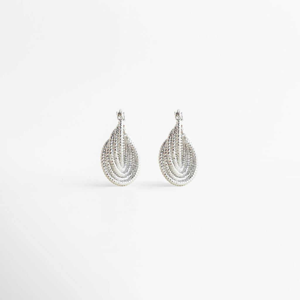 Aretes Amarielle plateados vista lateral con diseño curvo elegante, Detalle lateral de Aretes Amarielle con estructura en capas y brillo, Aretes Amarielle plateados con forma geométrica en vista de perfil, Aretes Amarielle elegantes con acabado brillante y diseño moderno, Vista lateral de Aretes Amarielle plateados con estilo sofisticado
