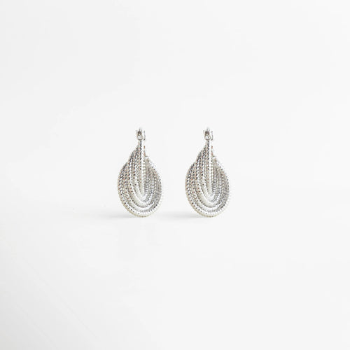 Aretes Amarielle plateados vista lateral con diseño curvo elegante, Detalle lateral de Aretes Amarielle con estructura en capas y brillo, Aretes Amarielle plateados con forma geométrica en vista de perfil, Aretes Amarielle elegantes con acabado brillante y diseño moderno, Vista lateral de Aretes Amarielle plateados con estilo sofisticado