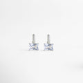 Aretes Clarisse Hoops en oro blanco con zirconia cuadrada brillante, diseño elegante y femenino, Par de aretes pequeños Clarisse Hoops con incrustación de zirconia y acabado enchapado en oro blanco, Aretes de cobre con recubrimiento en oro blanco y zirconia, estilo refinado para uso diario o eventos, Vista frontal de aretes Clarisse Hoops con piedra zirconia cuadrada y acabado brillante en tono plata, Aretes elegantes de zirconia Clarisse Hoops con diseño delicado y sofisticado en oro blanco.